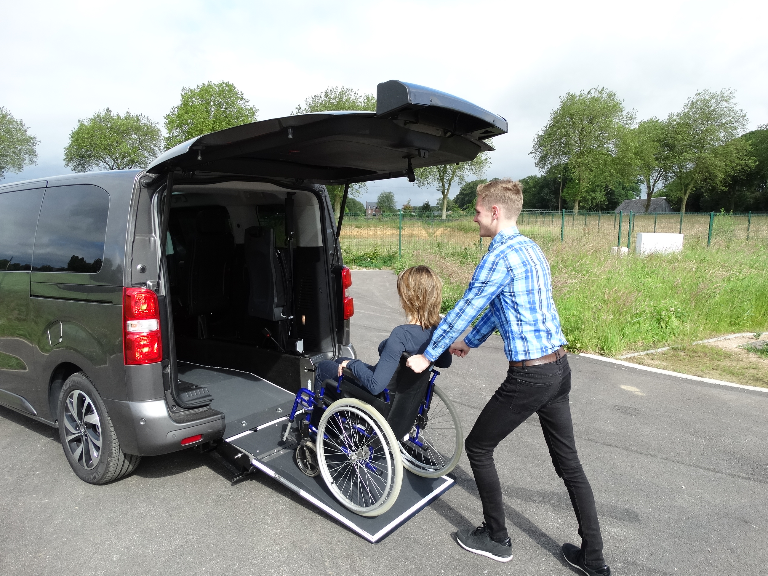 Rampes fauteuil roulant TPMR accès fauteuil roulant véhicule